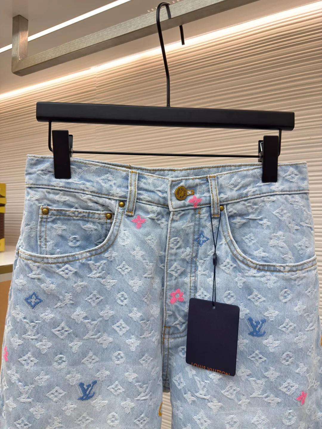 LOUIS VUITTON colorful letter jacquard denim trousers ●Authentic product: Purchased and developed by 16600 ●Item number: 1680110-B80 ●Fabric: cotton denim fabric ●Technology: embroidery ●Version: fitted version ●Weight: about 780 grams ●Size: 30-32-34-36 ●Description: It is made of unique washed denim cotton with excellent elasticity and stretchability. The entire model has been washed twice to achieve the perfect texture and color. The various wiring and workmanship are even more meticulous. The whole body is customized with hardware and customized leather labels. All details are perfect!